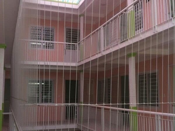 Lưới cầu thang trường học